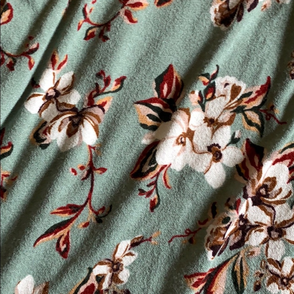 American Eagle Cross Scallop Green Floral Tank - Picture 2 of 4